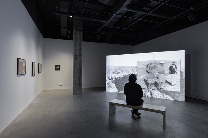 Vue de l’exposition de Sanaz Sohrabi, Extraction out of Frame, 2023. Avec l'aimable permission de VOX, centre de l’image contemporaine. Photo : Michel Brunelle.