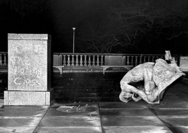 Photographie du penseur de Rodin de Cleveland après l'explosion