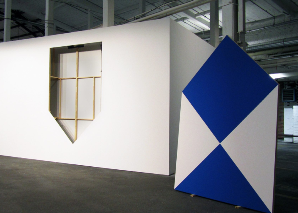 Oeuvre d'Abbas Akhavan, Study for a Blue Shield 2011 Mur de la galerie peint, découpé et placé sur le toit de l'espace d'exposition 3x2.5m